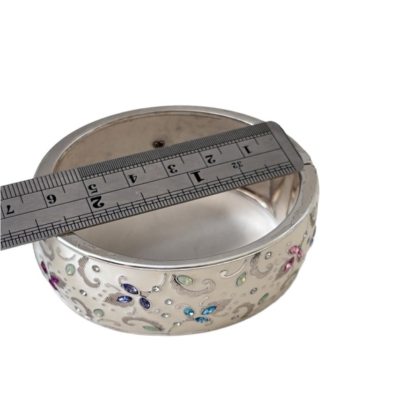 Brighton La Farfalla Round Bangle bracelet. This hinged bangle has flowers. - Picture 5 of 5